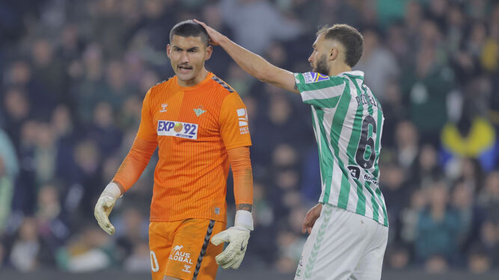 Pezzella felicita a Fran Vieites al finalizar el partido.
