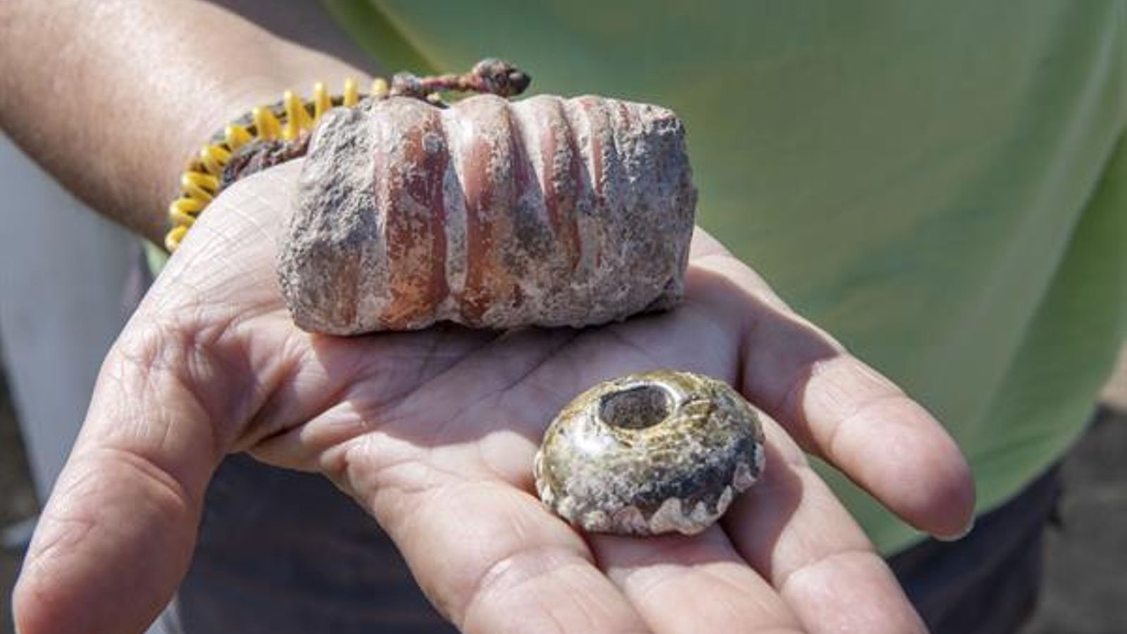 Dos piezas encontradas ayer en la excavación de Cástulo, en Linares.