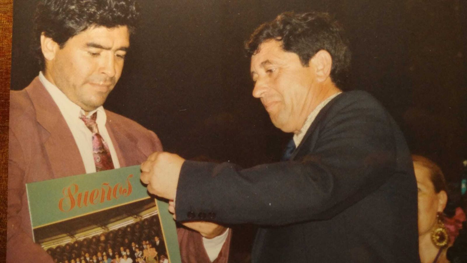 Fernando López, directivo de la época del Jerez Industrial, coloca a Maradona la insignia del club blanquiazul.