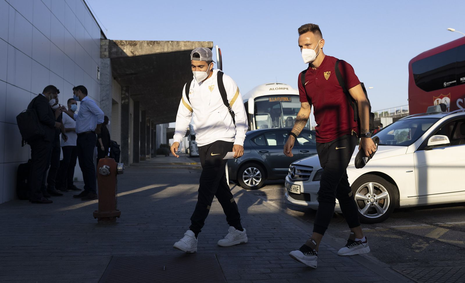 Acuña y Rakitic, en el último viaje del Sevilla, a Wolfsburgo.