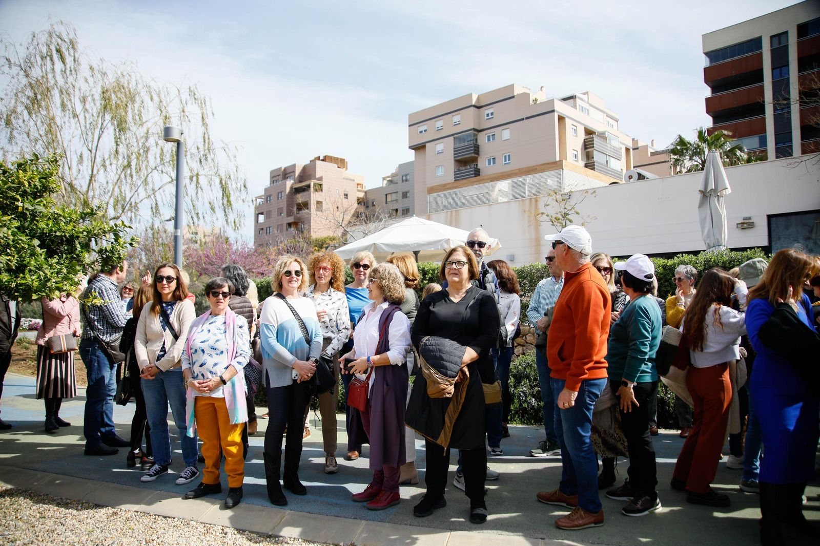 Las imágenes de la plantación de un olivo y el entierro de una cápsula del tiempo