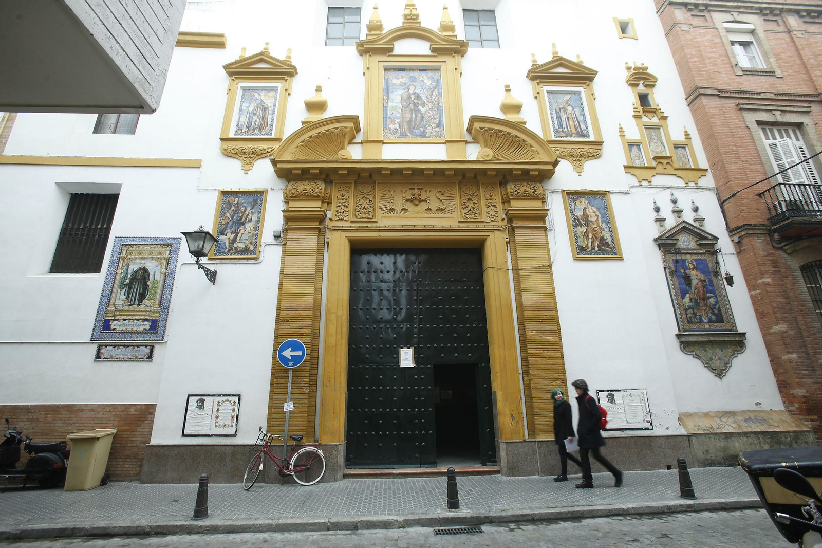 La puerta principal del templo.