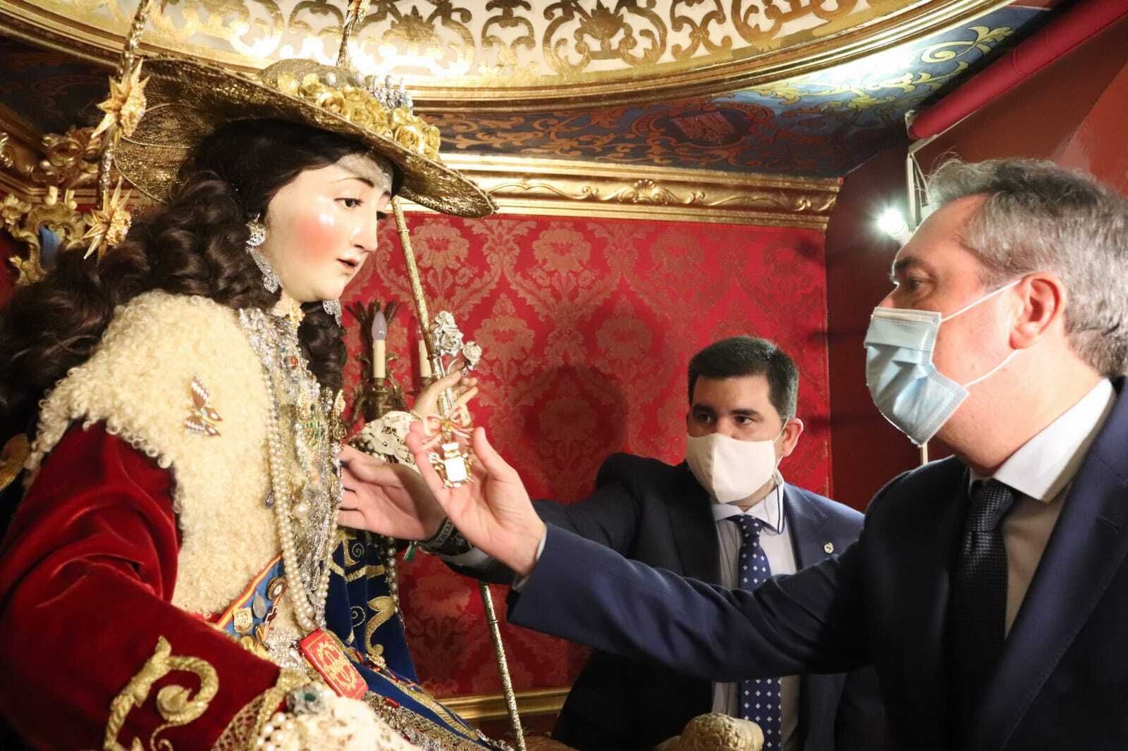 Juan Espadas le coloca a la Divina Pastora de Santa Marina la Medalla de la Ciudad de Sevilla