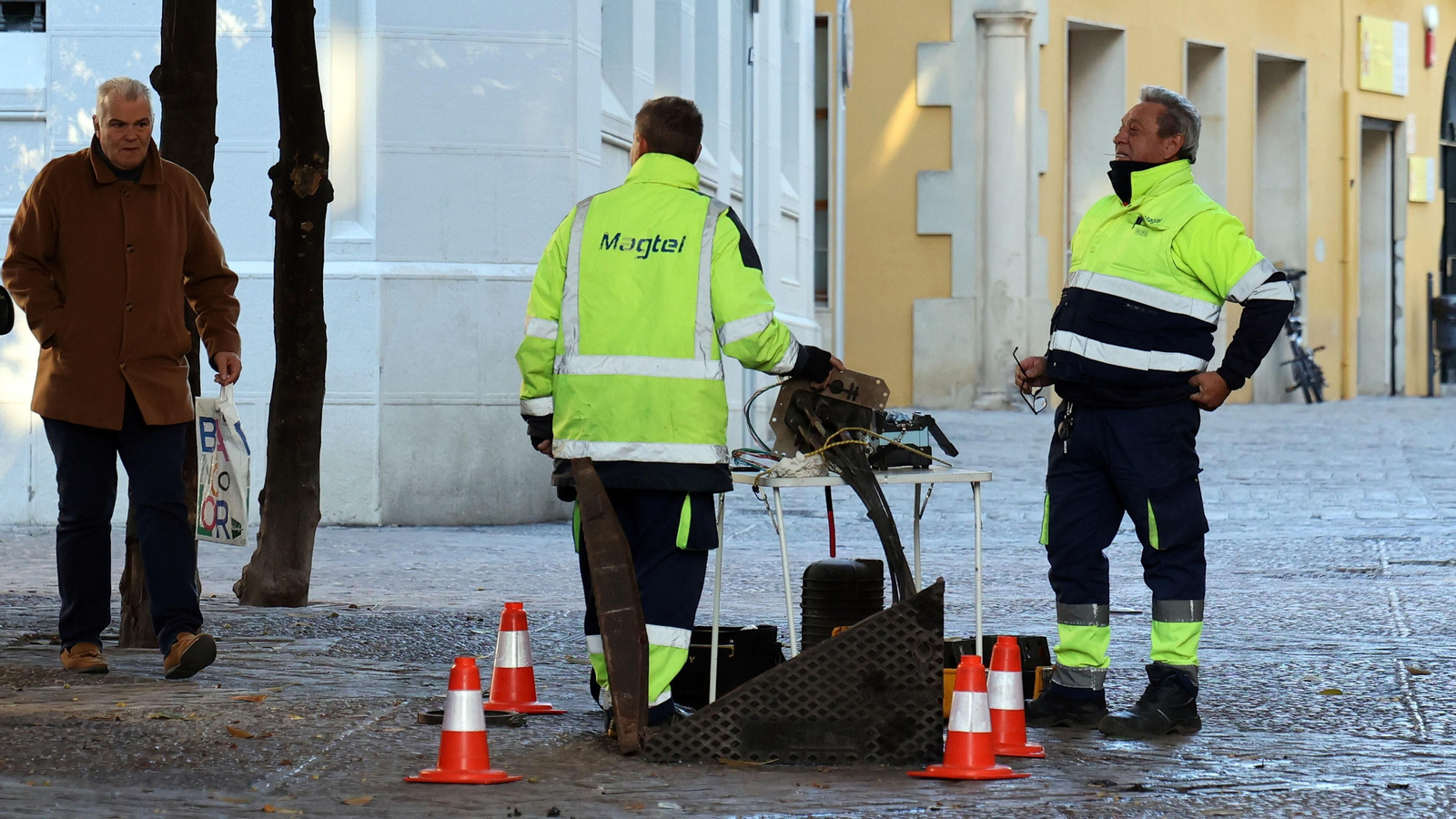 Trabajadores en una obra en una arqueta de una calle del centro de Jerez.