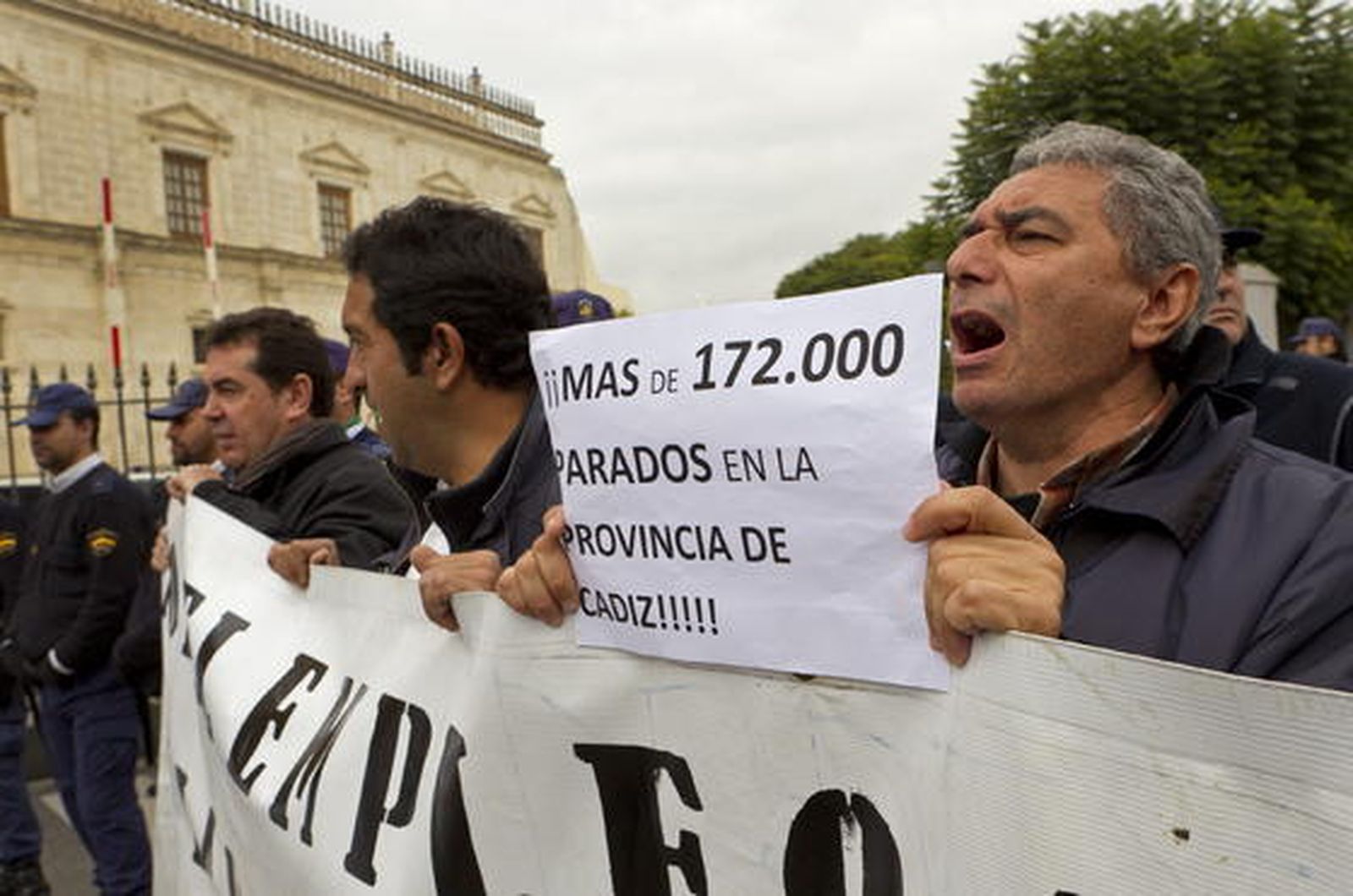 Ex trabajadores de Delphi y de los Astilleros sevillanos se manifiestan en el Parlamento andaluz. /EFE