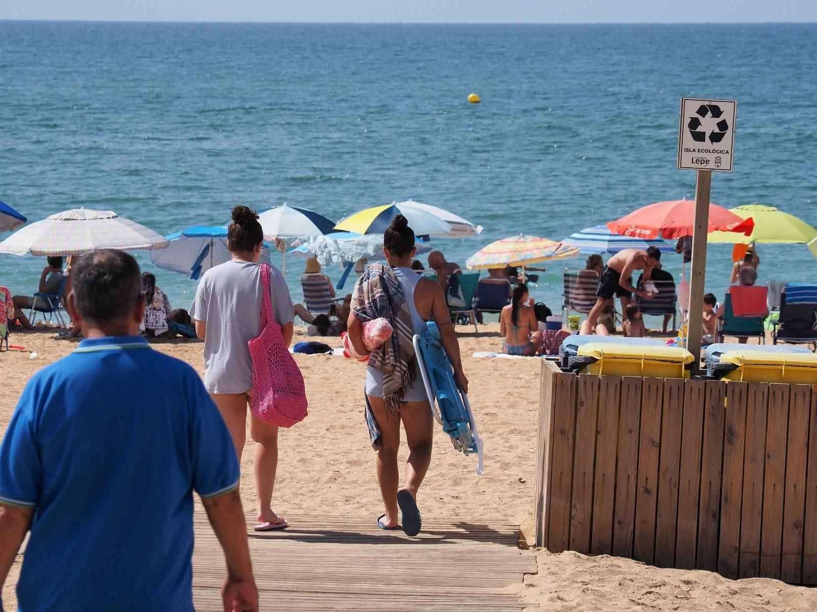 Ambiente de la playa de La Antilla a rebosar en un caluroso día