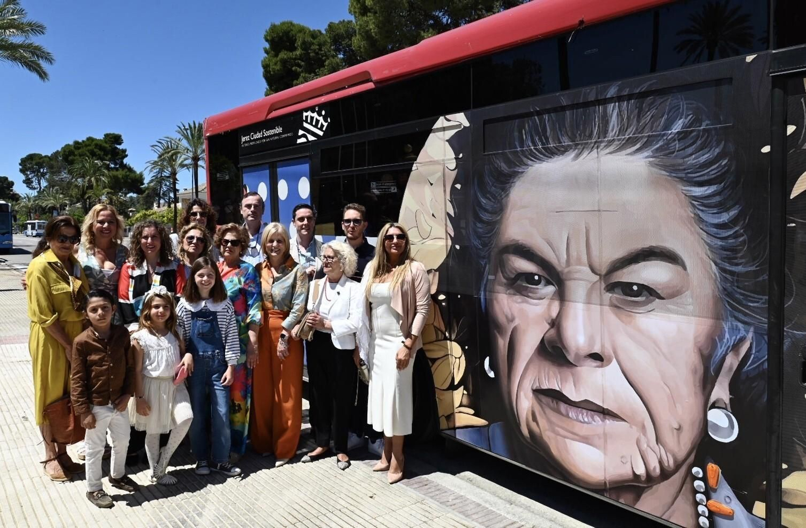 Presentación del autobús serigrafiado con el retrato de La Paquera para ir a la Feria de Jerez.