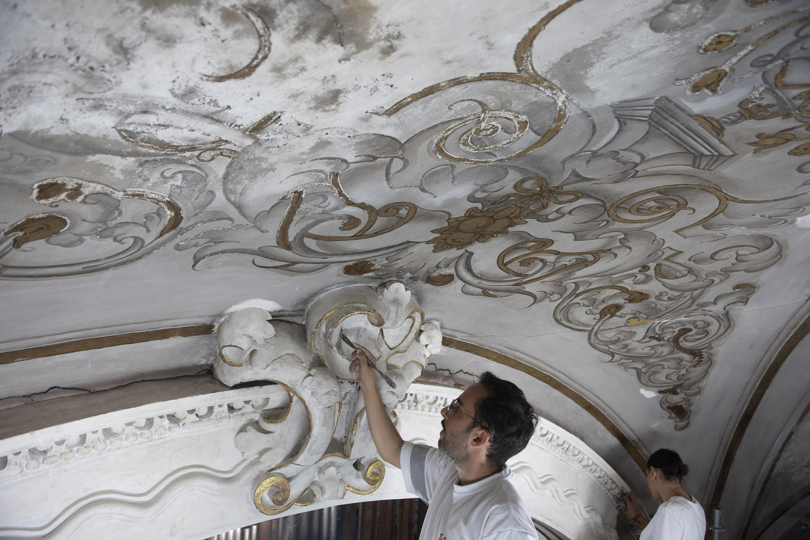 Todas las imágenes de la restauración de las pinturas en la Parroquia de la Magdalena