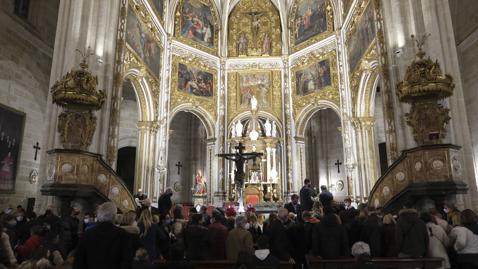 Procesión del Vía Crucis del Santo Cristo de la Escucha en Almería, en imágenes.