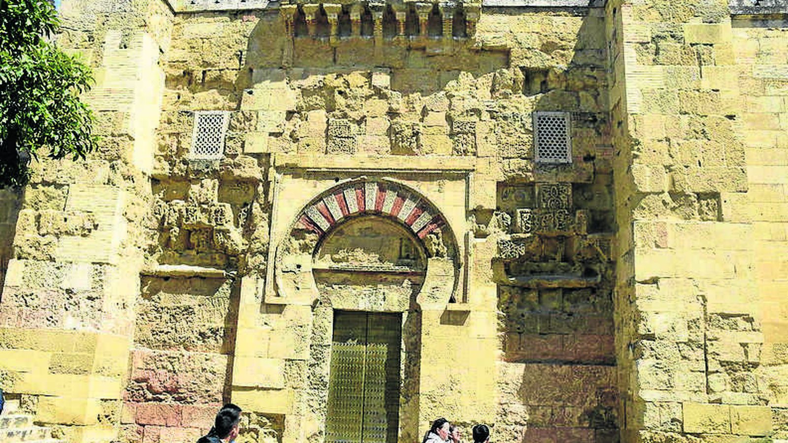 Puerta exterior de la Mezquita.