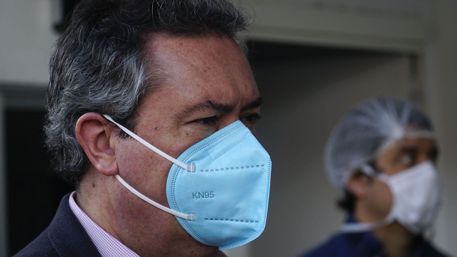 El Alcalde de Sevilla, Juan Espadas, con una mascarilla