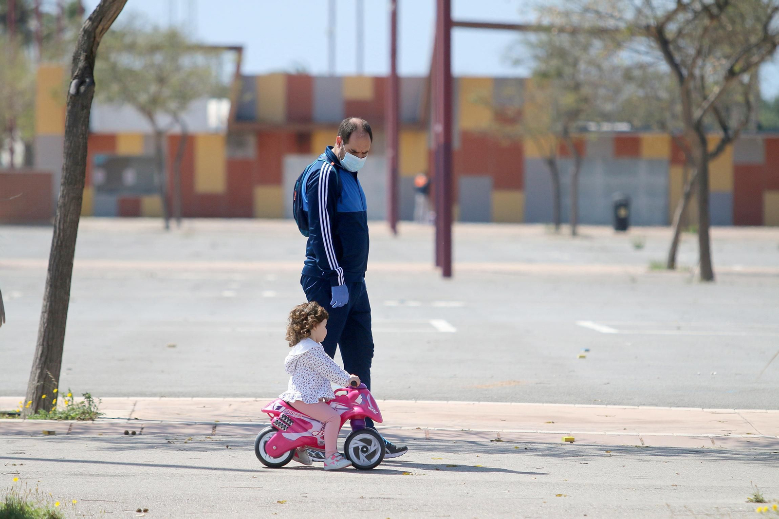 Fotogalería Los niños salen a la calle tras 43 días de confinamiento por coronavirus