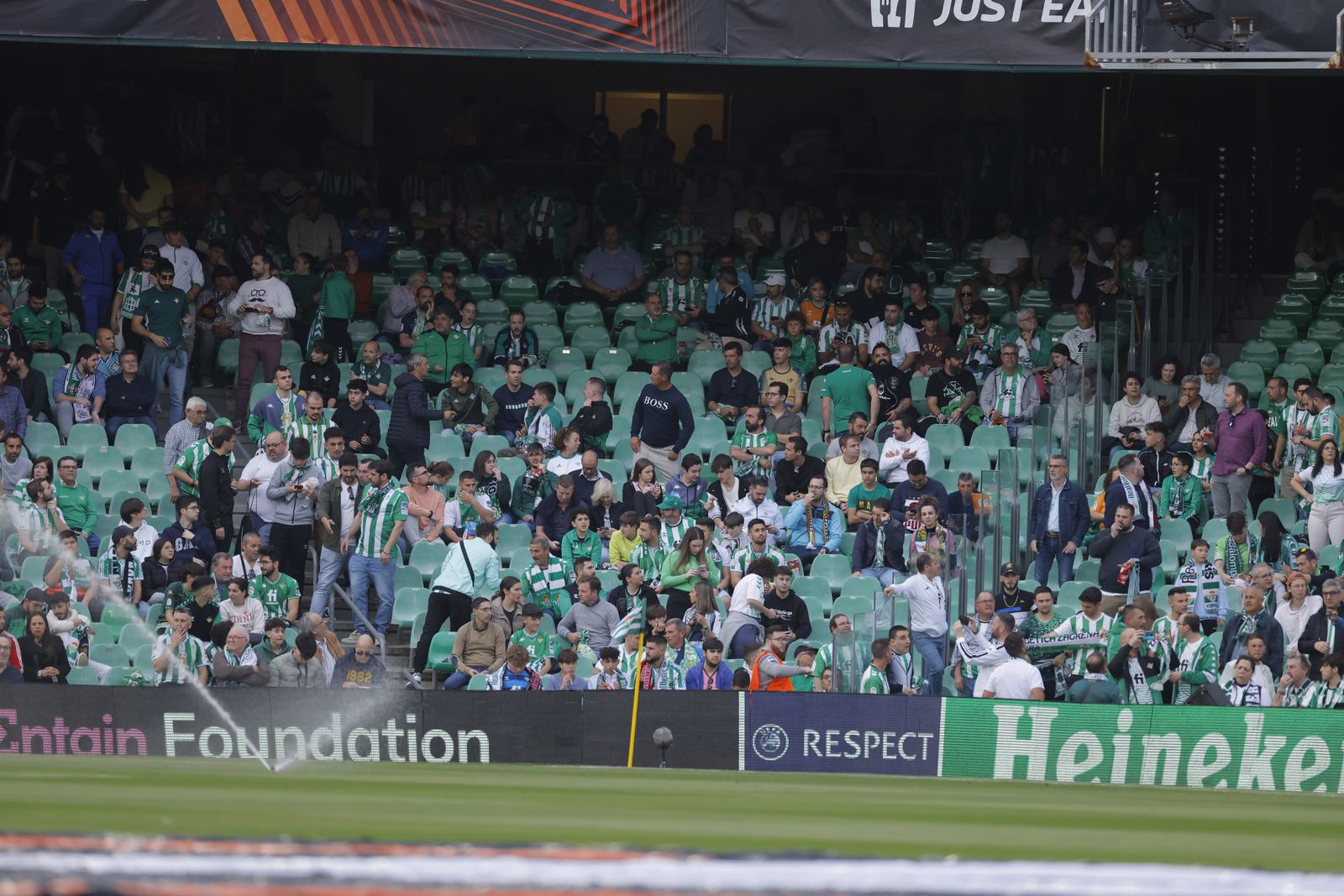 Búscate en las fotos del Betis-Manchester