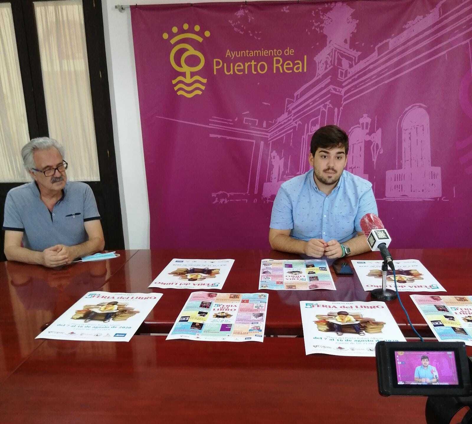 El concejal de Cultura, Alfredo Fernández (derecha), junto al pregonero de la Feria, Manuel Villalpando.