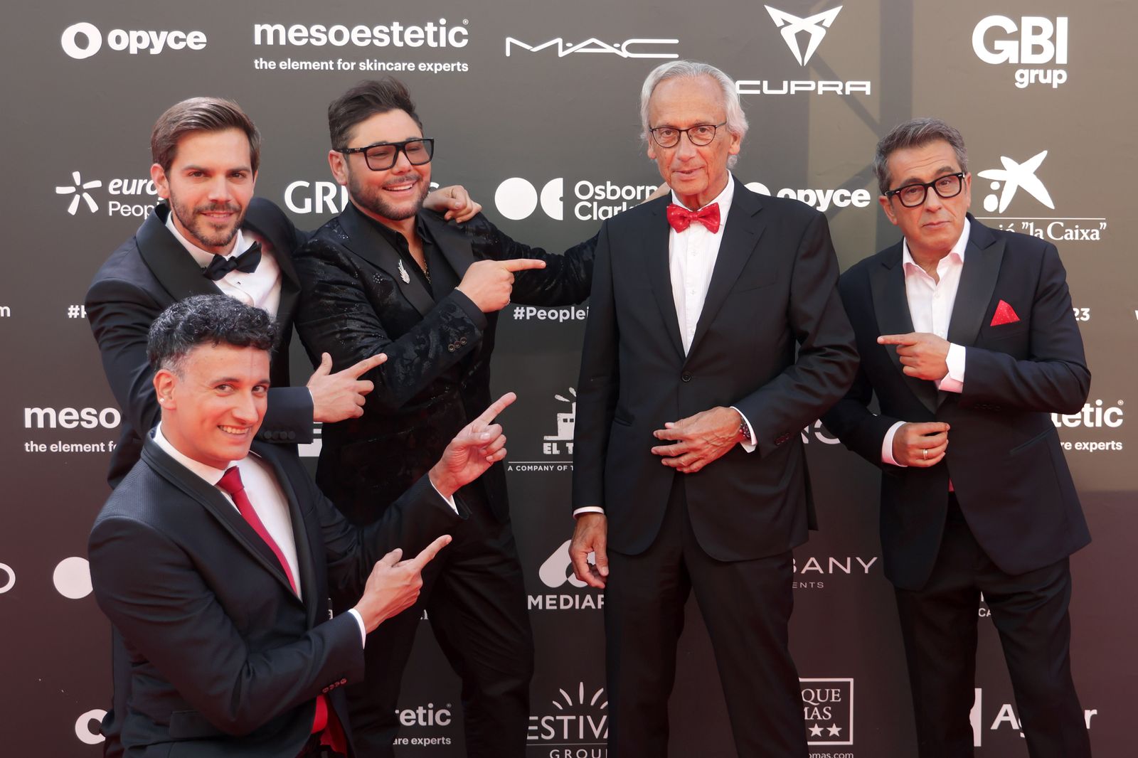 El doctor Bonaventura Clotet rodeado por Marc Clotet, Moguel Poveda, Andreu Buenafuente y Mag Lari