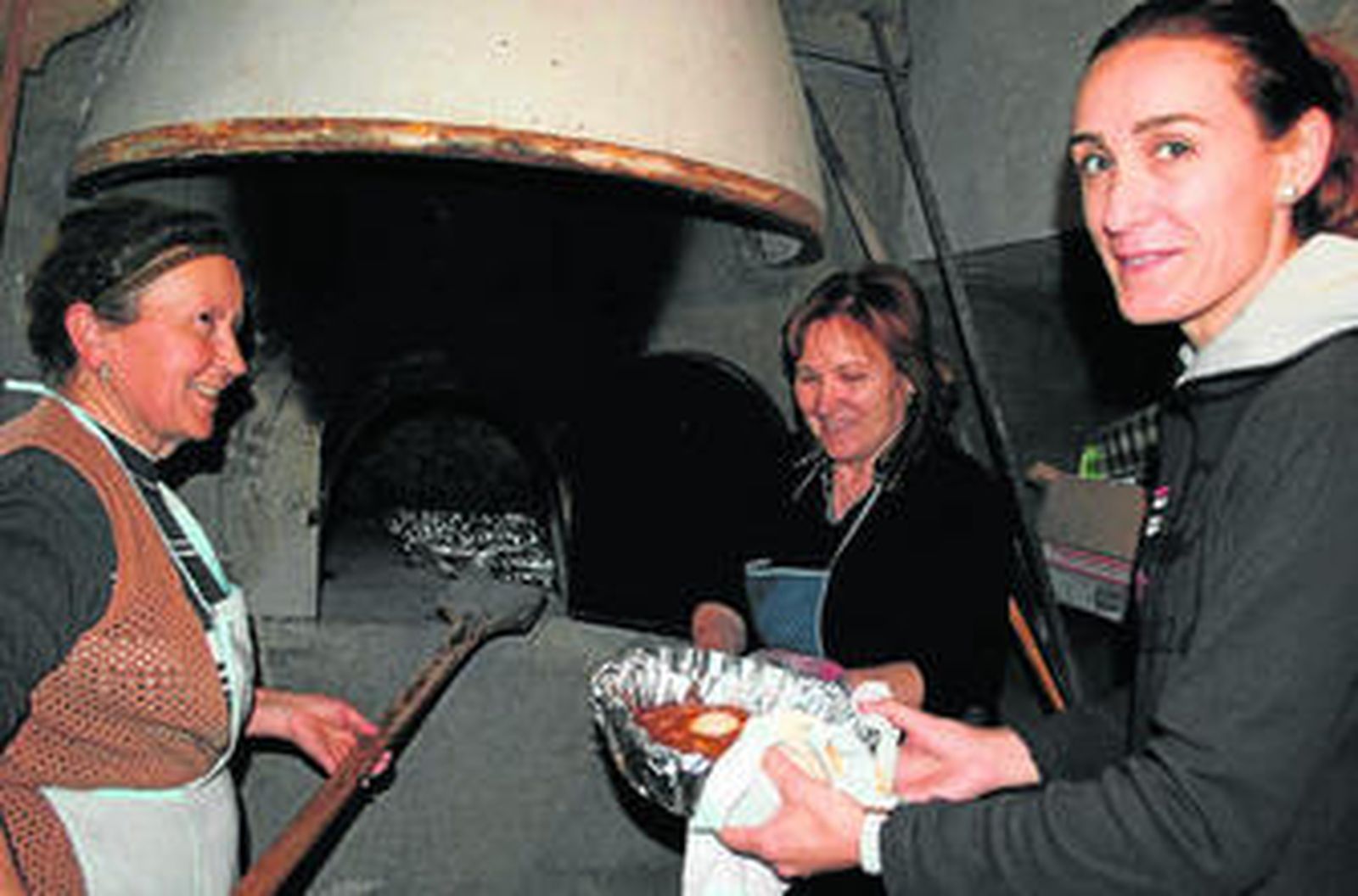 Cuatro generaciones preparan los hornazos para las fiestas de San Marcos