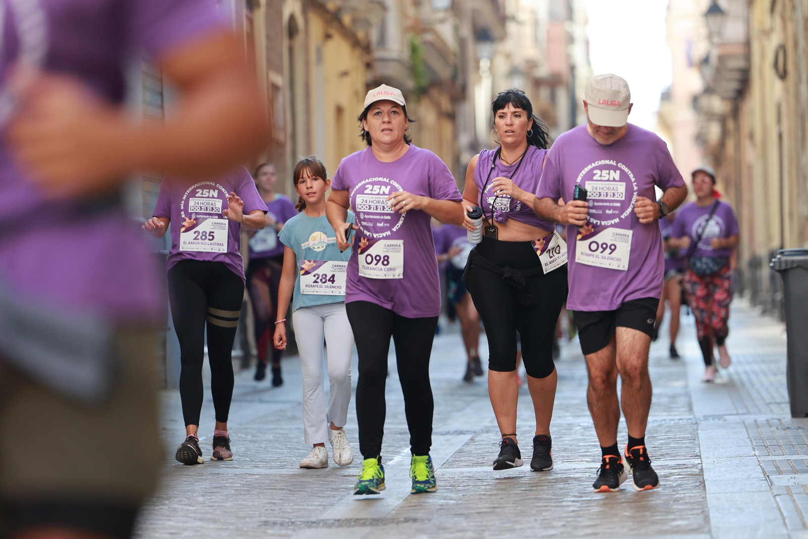 Todas las imágenes de la carrera contra la violencia de género en Cádiz