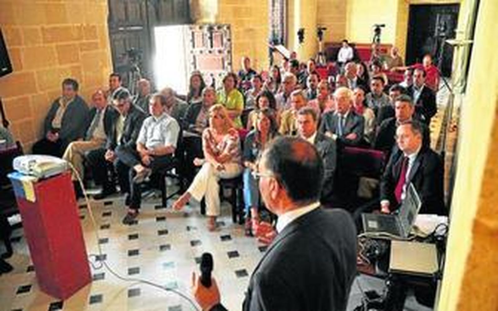 El directivo de Aena (de espaldas), ayer durante la presentación del plan de marketing del aeropuerto de Jerez ante el sector del turismo en el Cabildo Viejo.