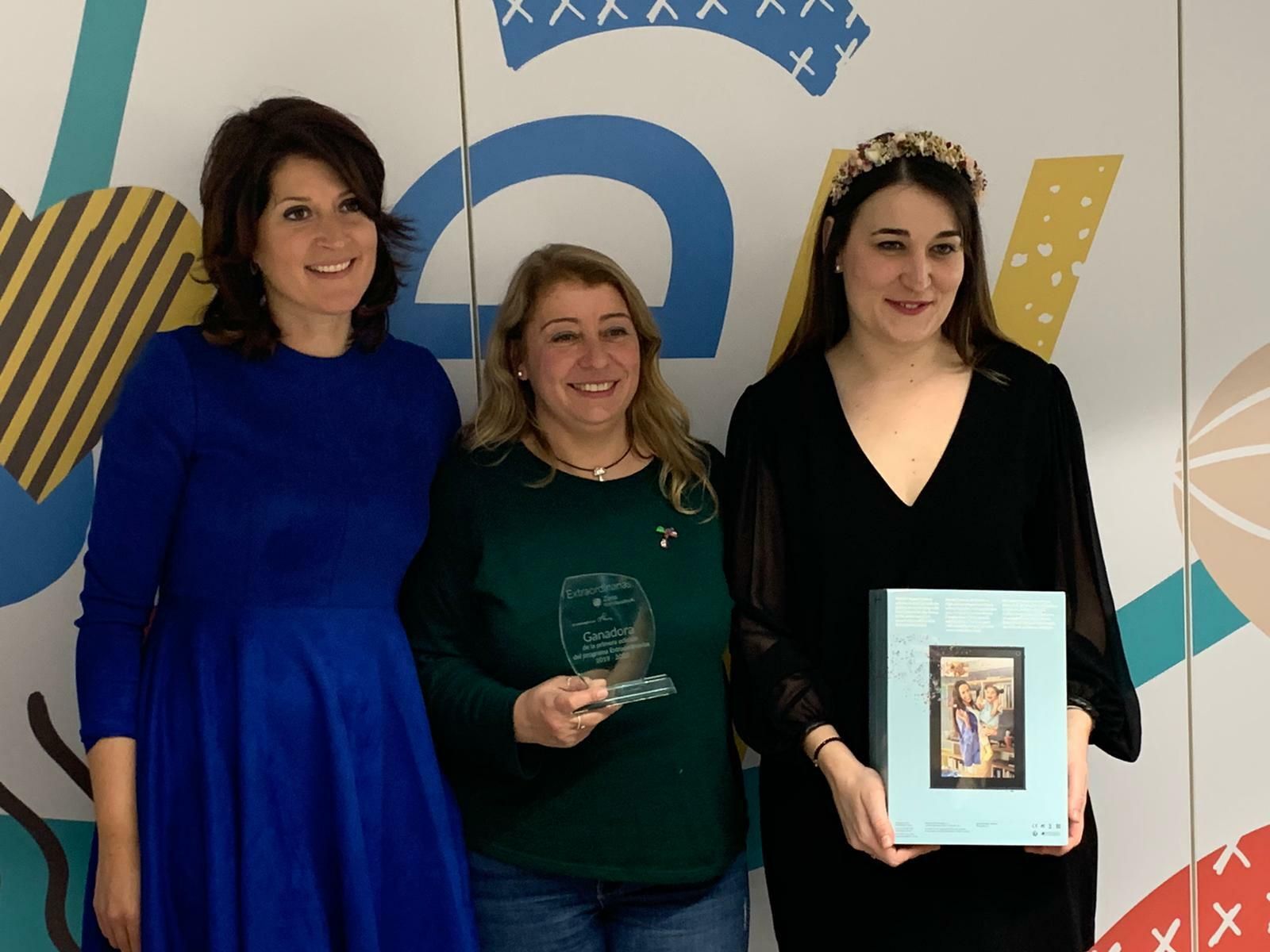 La malagueña Beli Casillas junto a las otras dos ganadoras del premio 'Extraordinarias', impulsado por Facebook.