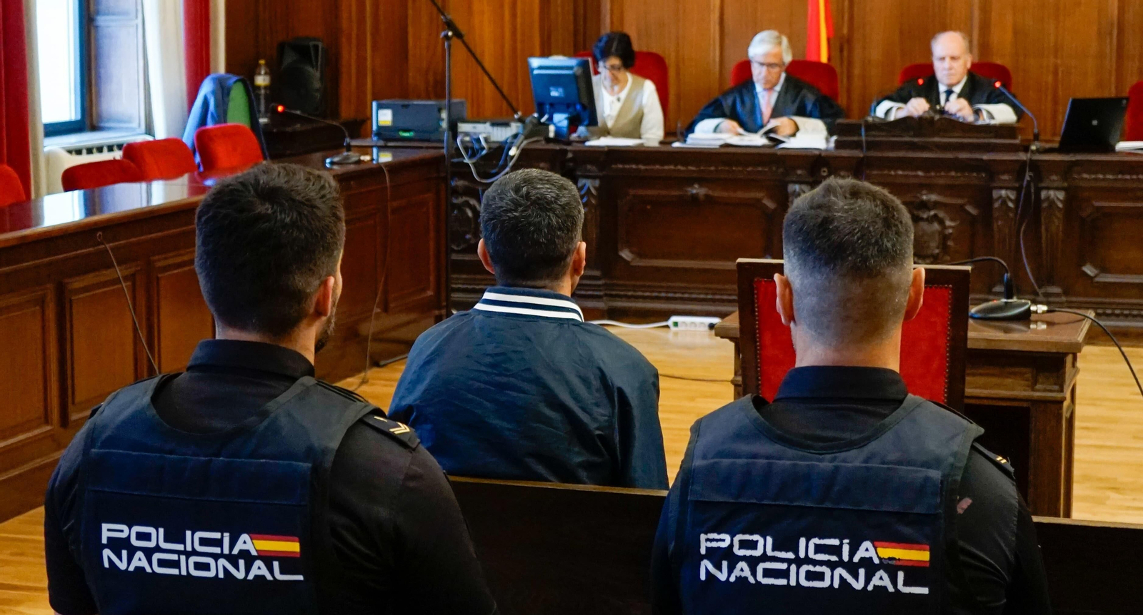 Francisco Jesús L.G., en el centro de la imagen, este martes en el inicio del juicio en la Audiencia de Sevilla.
