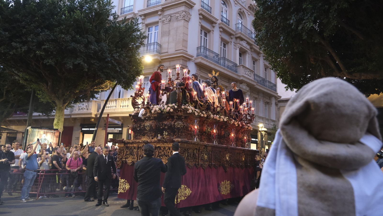 Imágenes de La Magna por las calles de Almería