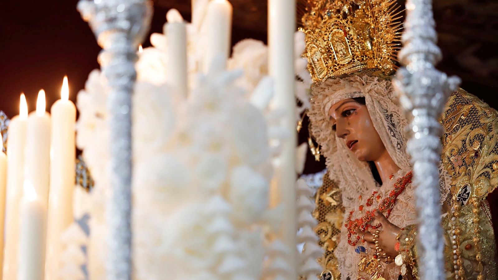 Primer plano de la Virgen del Rosario.
