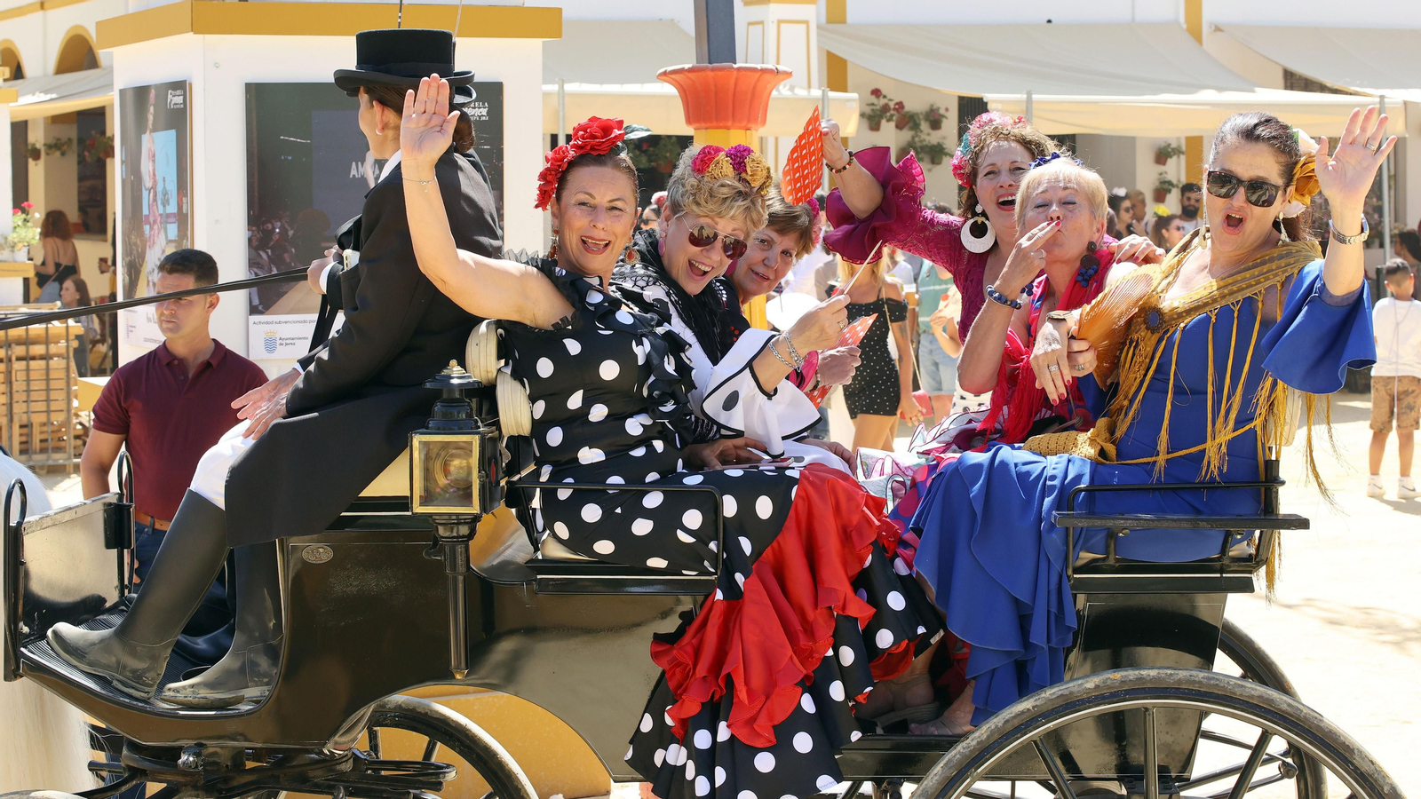 Mujeres en coche de caballos este jueves de Feria de Jerez.