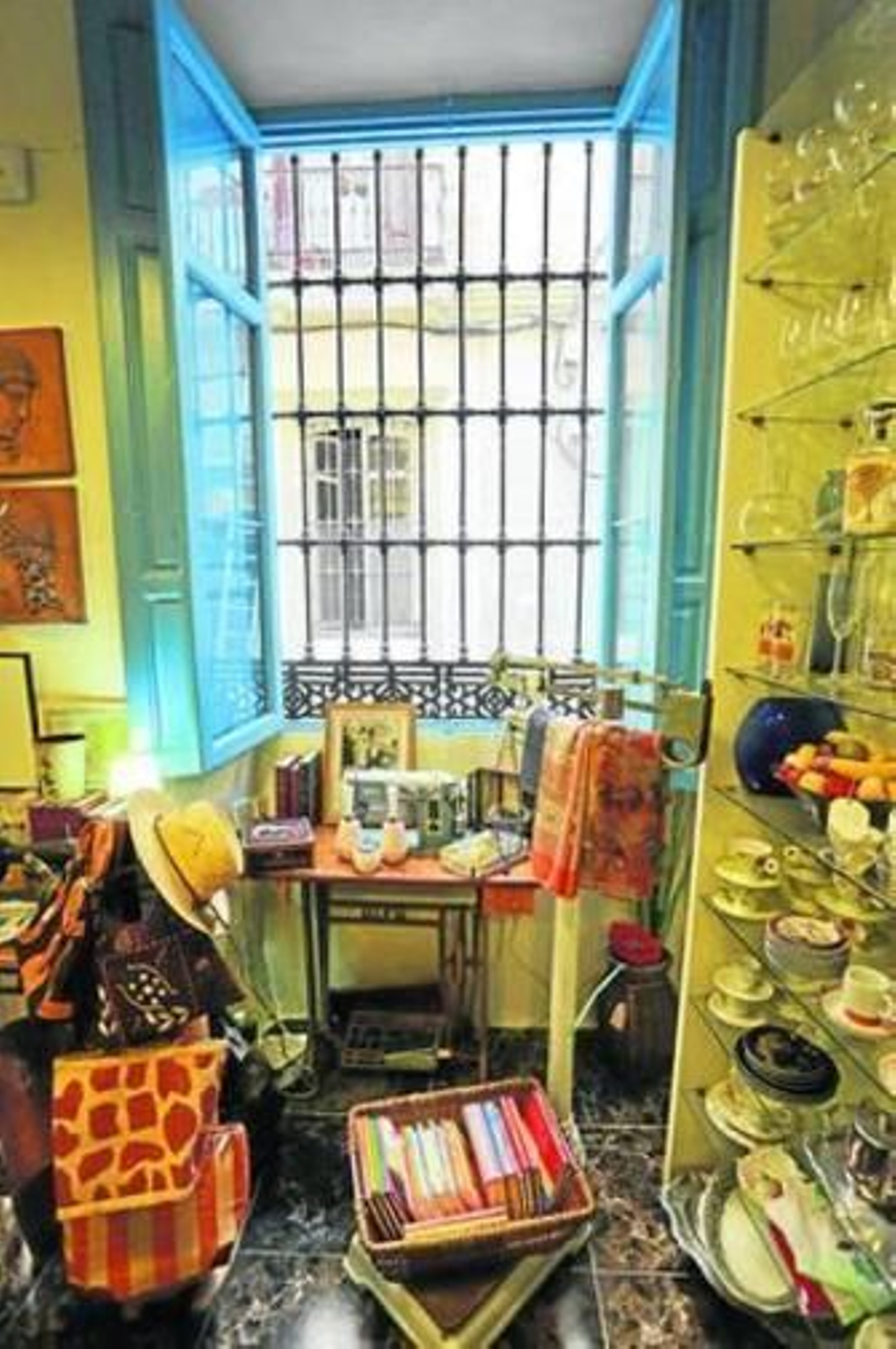 Marina mostrando dos de los vestidos de la colección de su tienda.