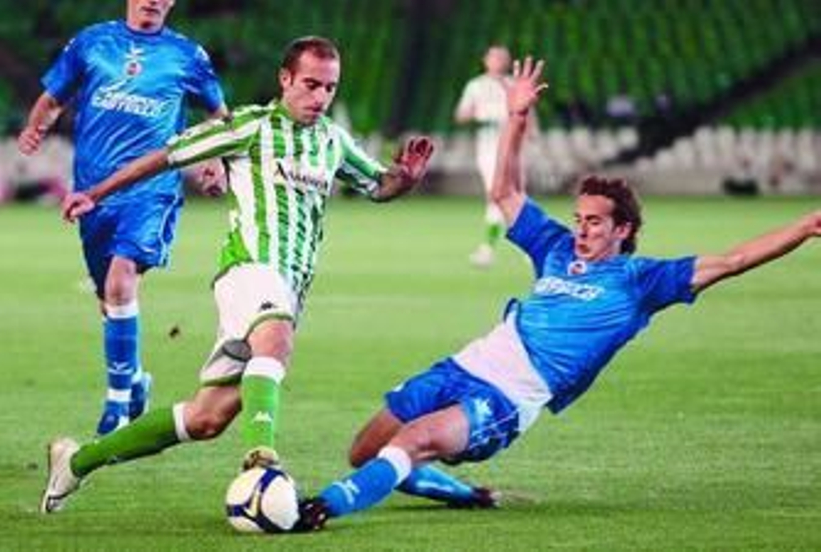 Diego Segura, delantero procedente del filial bético, trata de anticiparse a un rival que entra con fuerza a la pelota.