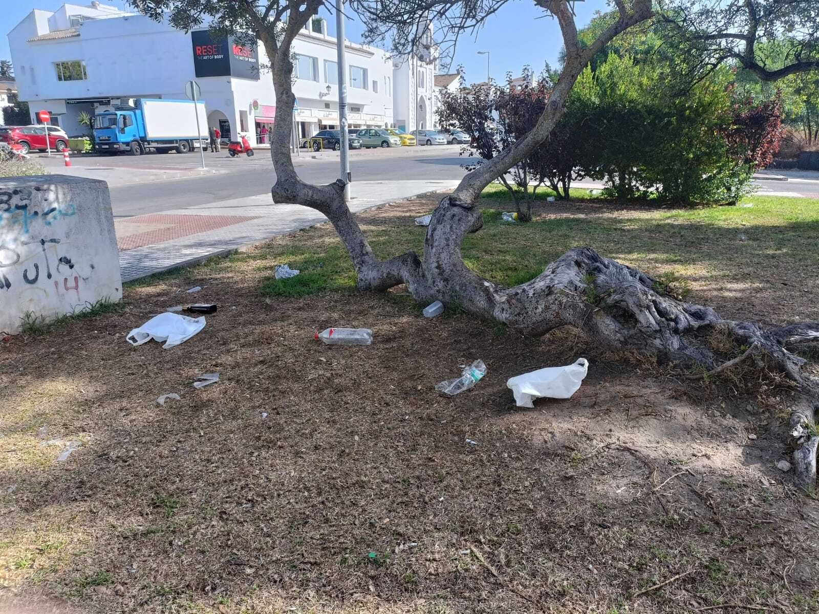 Una imagen del parque cercano al centro comercial, lleno de basura.