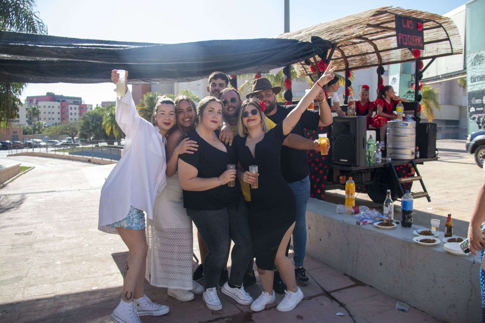La Costa de Granada celebra y baila al ritmo de las Cruces