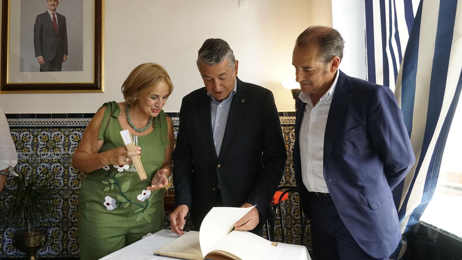 El consejero, antes de firmar en el libro de honor del Casino, flanqueado por la secretaria de la entidad, Pilar Roncero, y el presidente Antonio Jesús Rosendo.