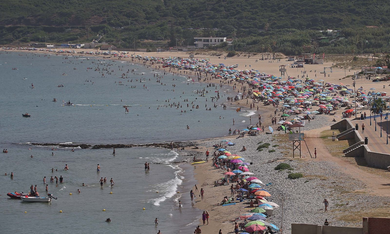 La playa de Getares abarrotada este domingo, en imágenes