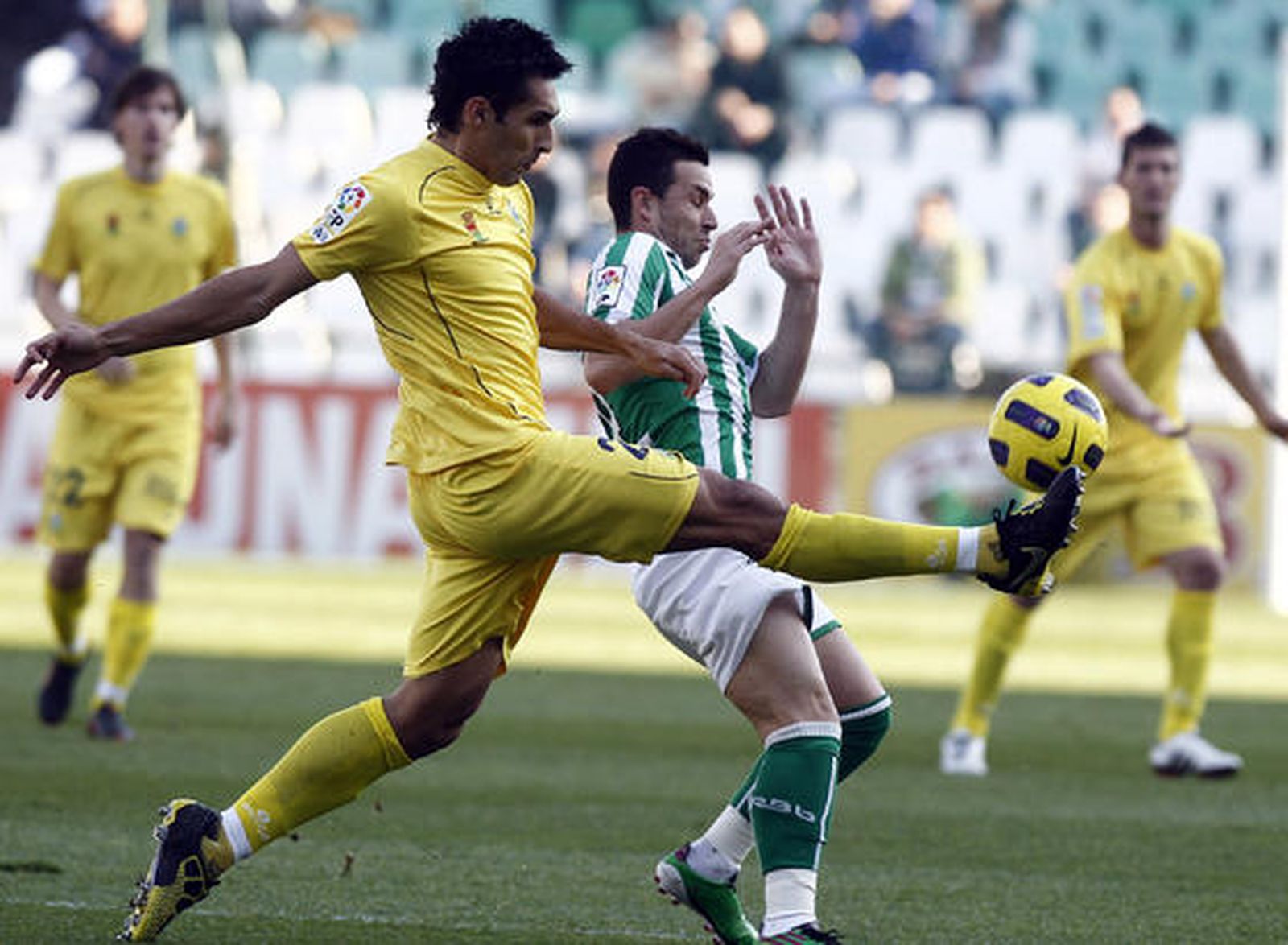 Un defensa del Alcorcón se anticipa a Rubén Castro. / Antonio Pizarro