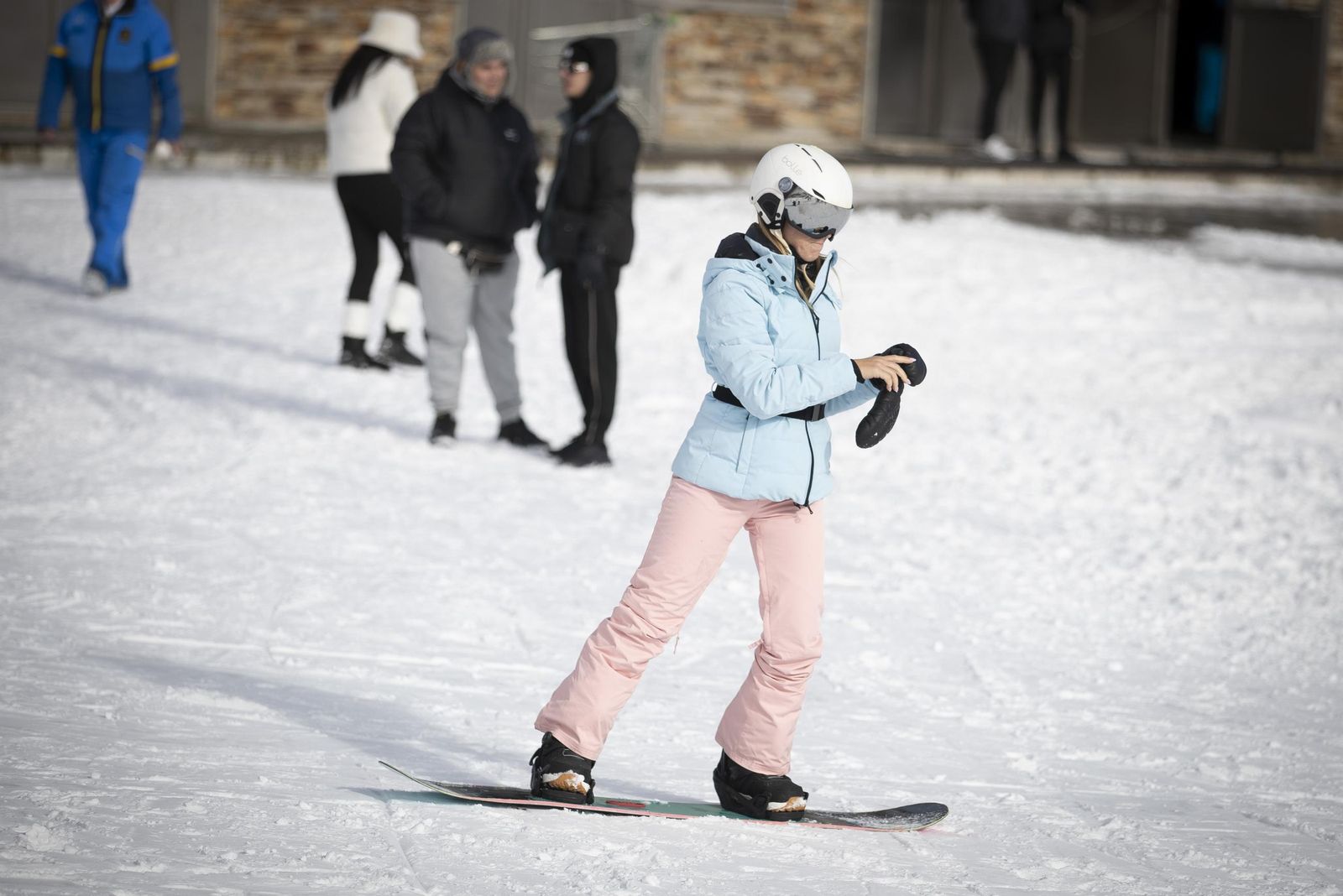 Una esquiadora en el inicio de la temporada.