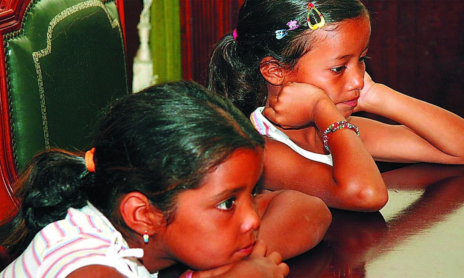 Dos pequeñas saharauis, en una edición  anterior del programa 'Vacacviones en paz'.