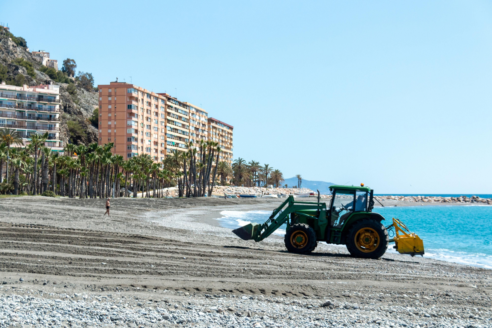 La Costa prepara sus playas para la Semana Santa