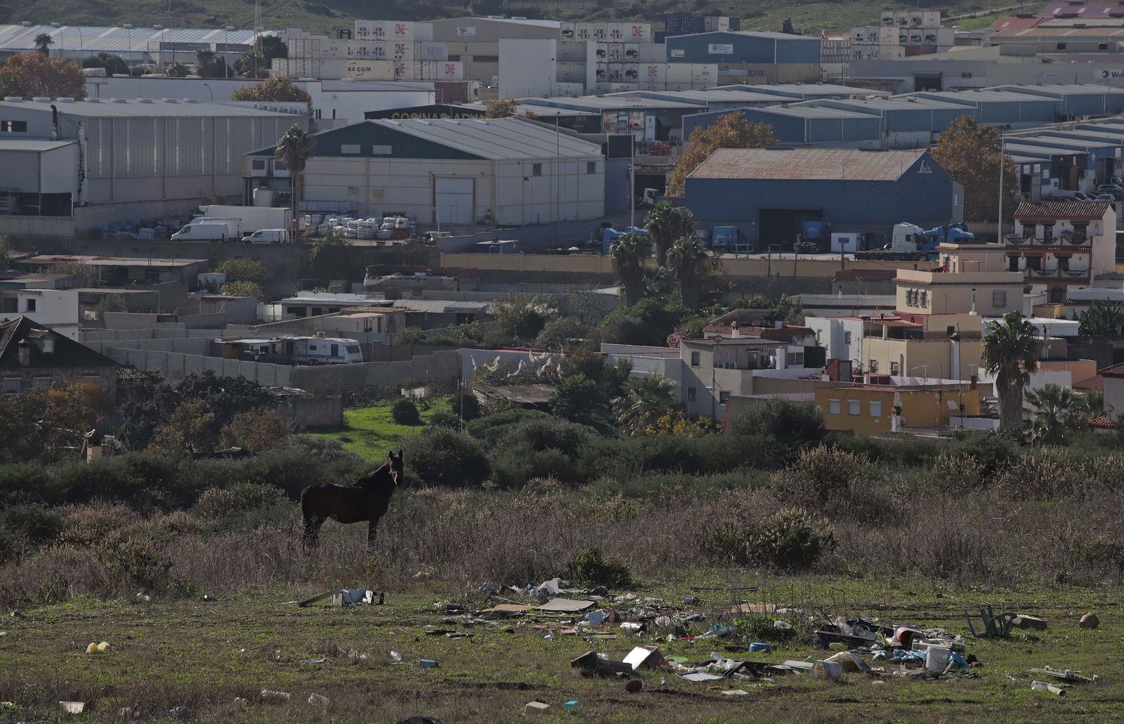 Fotos de los vertederos y escombreras ilegales en la zona de Alamillos Oeste en Algeciras