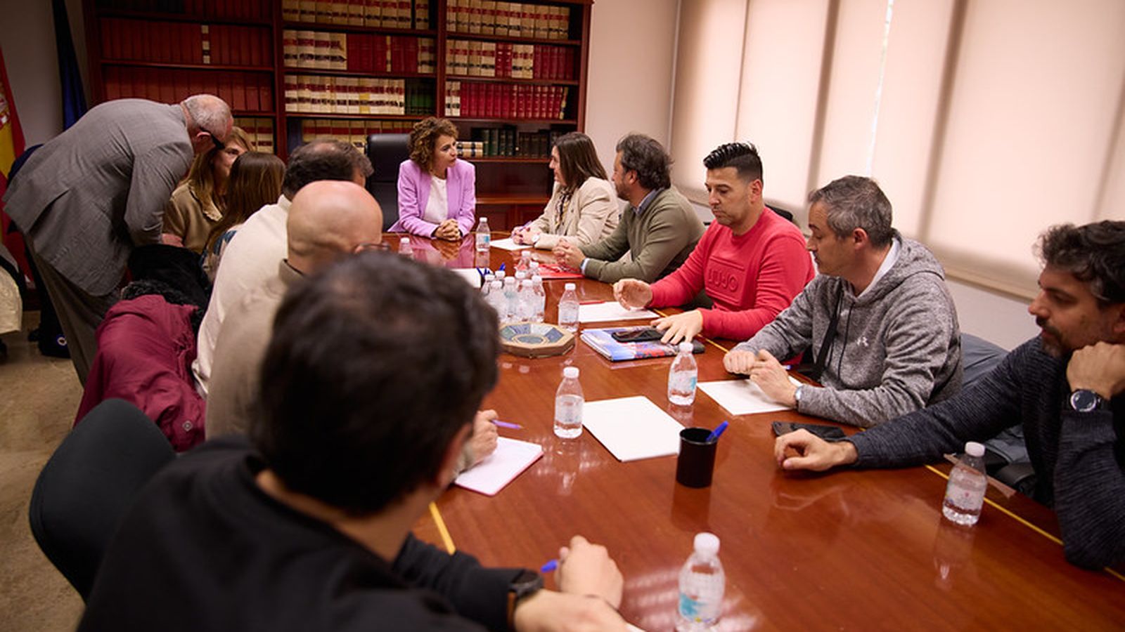La vicepresidenta del Gobierno, María Jesús Montero, con el comité de empresa de Hitachi Energy Córdoba