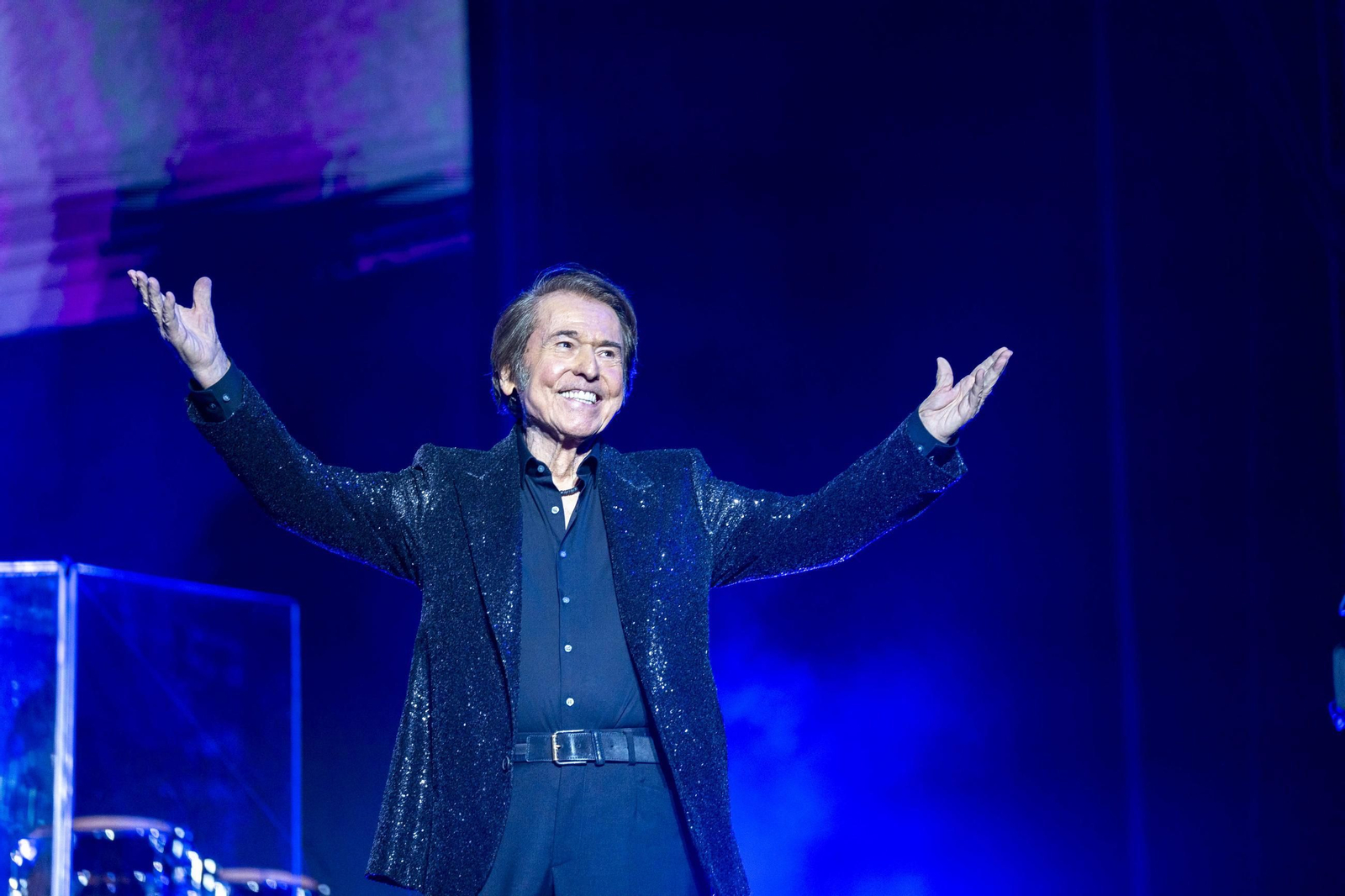 Raphael sigue despertando pasiones y emociones en el público que acude a sus conciertos. En la imagen, el pasado sábado en la plaza de Toros de Almería.