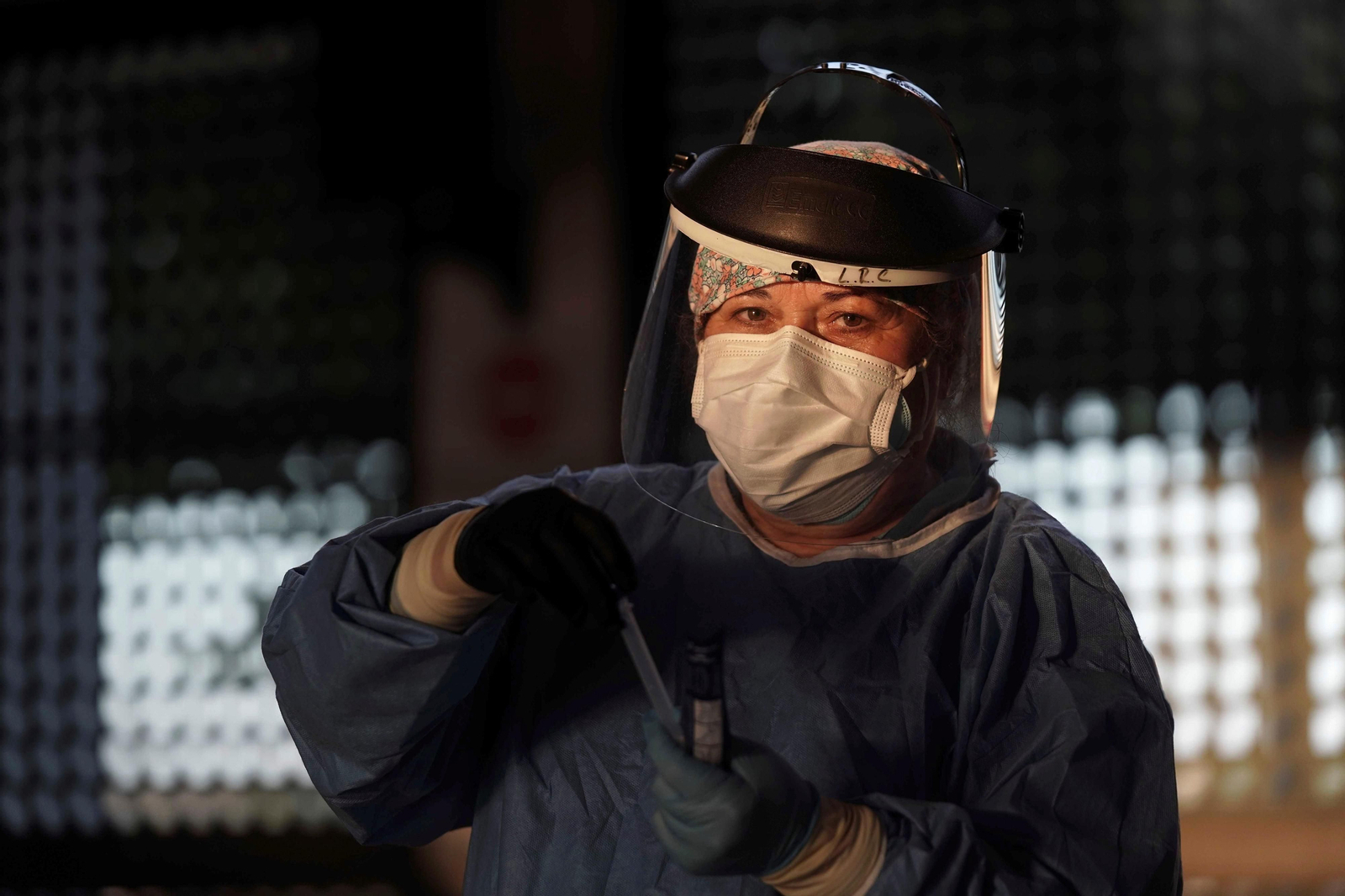 Una sanitaria realiza pruebas en el cribado de Bujalance.