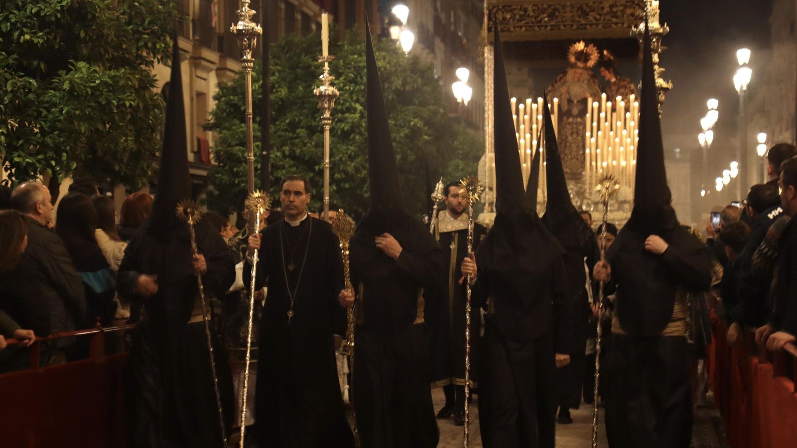 La Madrugá por la Carrera Oficial en la Semana Santa de Sevilla 2025