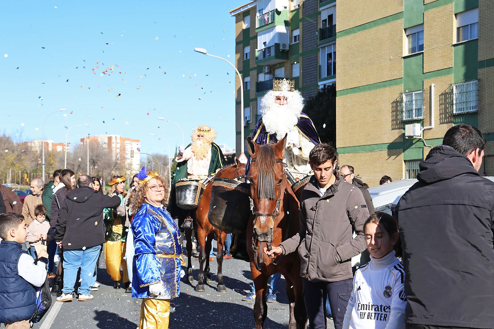 Día de regalos y Reyes Magos por los barrios de la ciudad