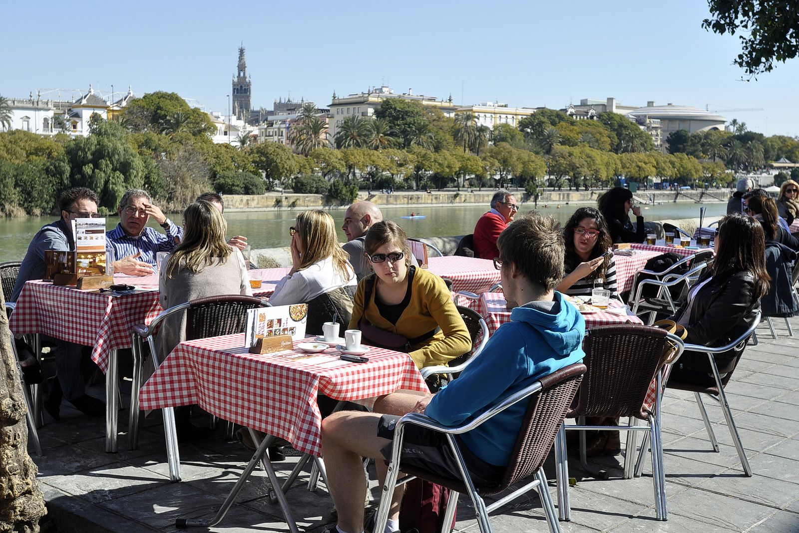 Varias personas disfrutan del buen tiempo en la terraza de un bar en Sevilla.