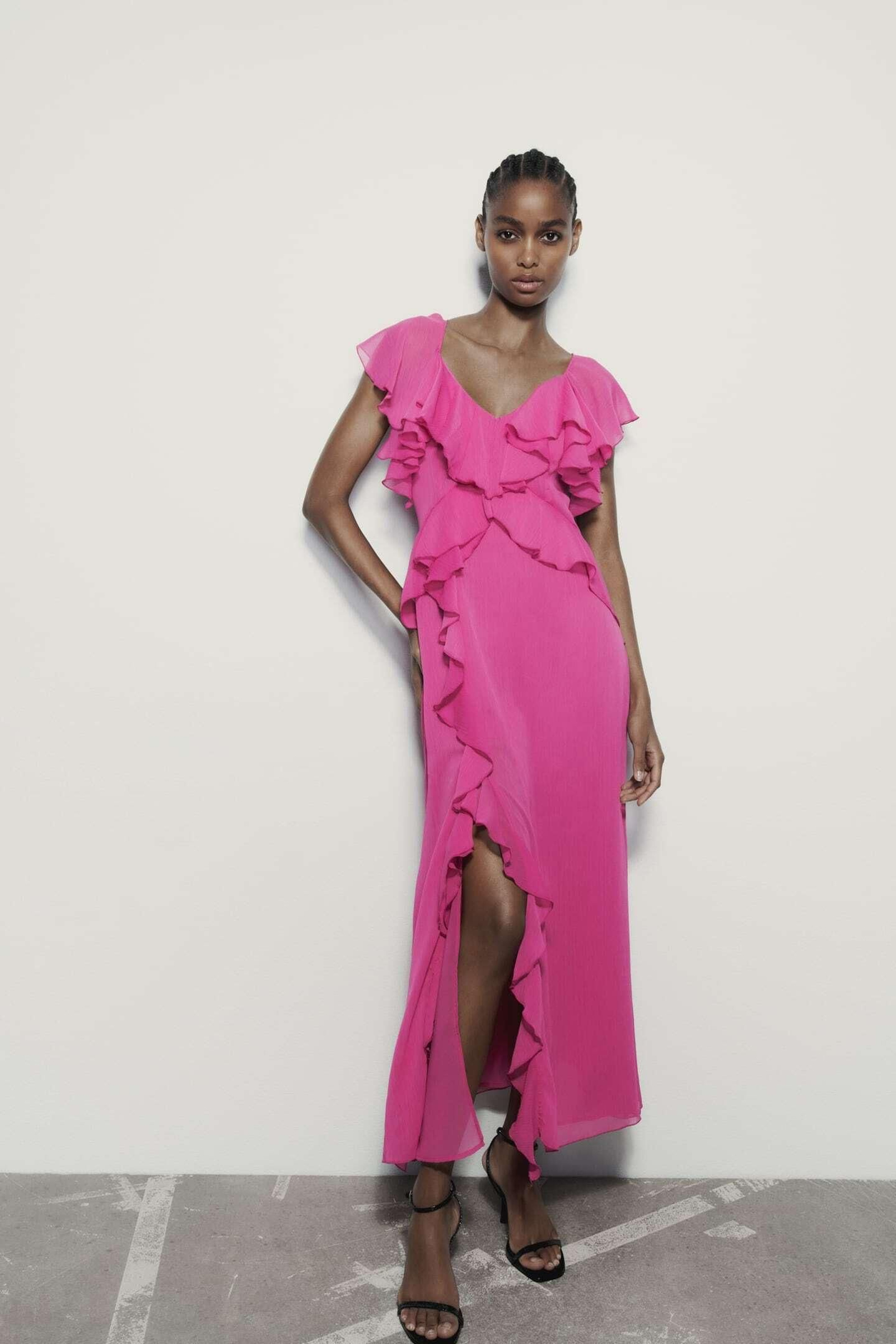 Vestido rosa con volantes de Zara.