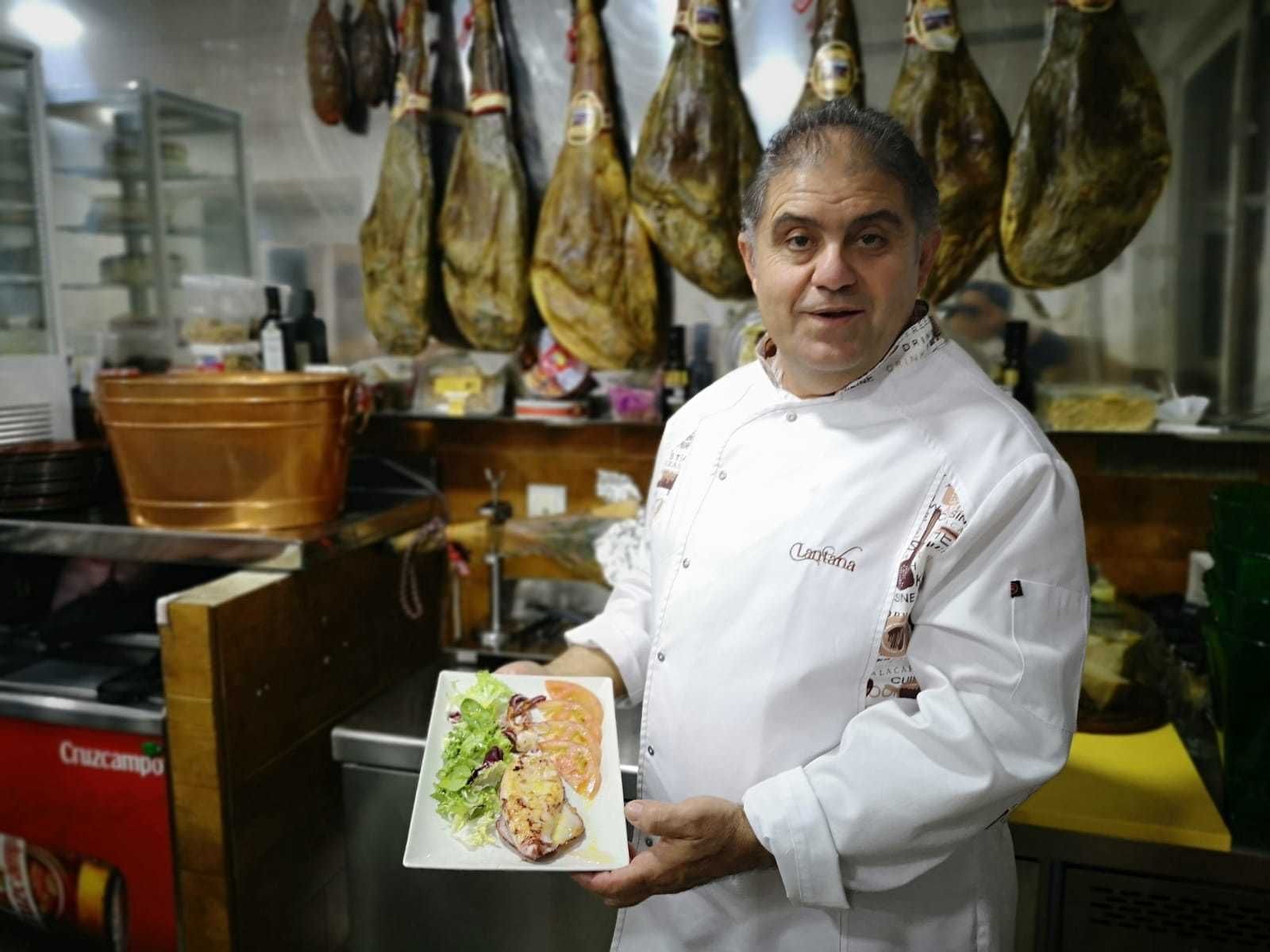 Antonio González Díaz con una de las especialidades de la casa.