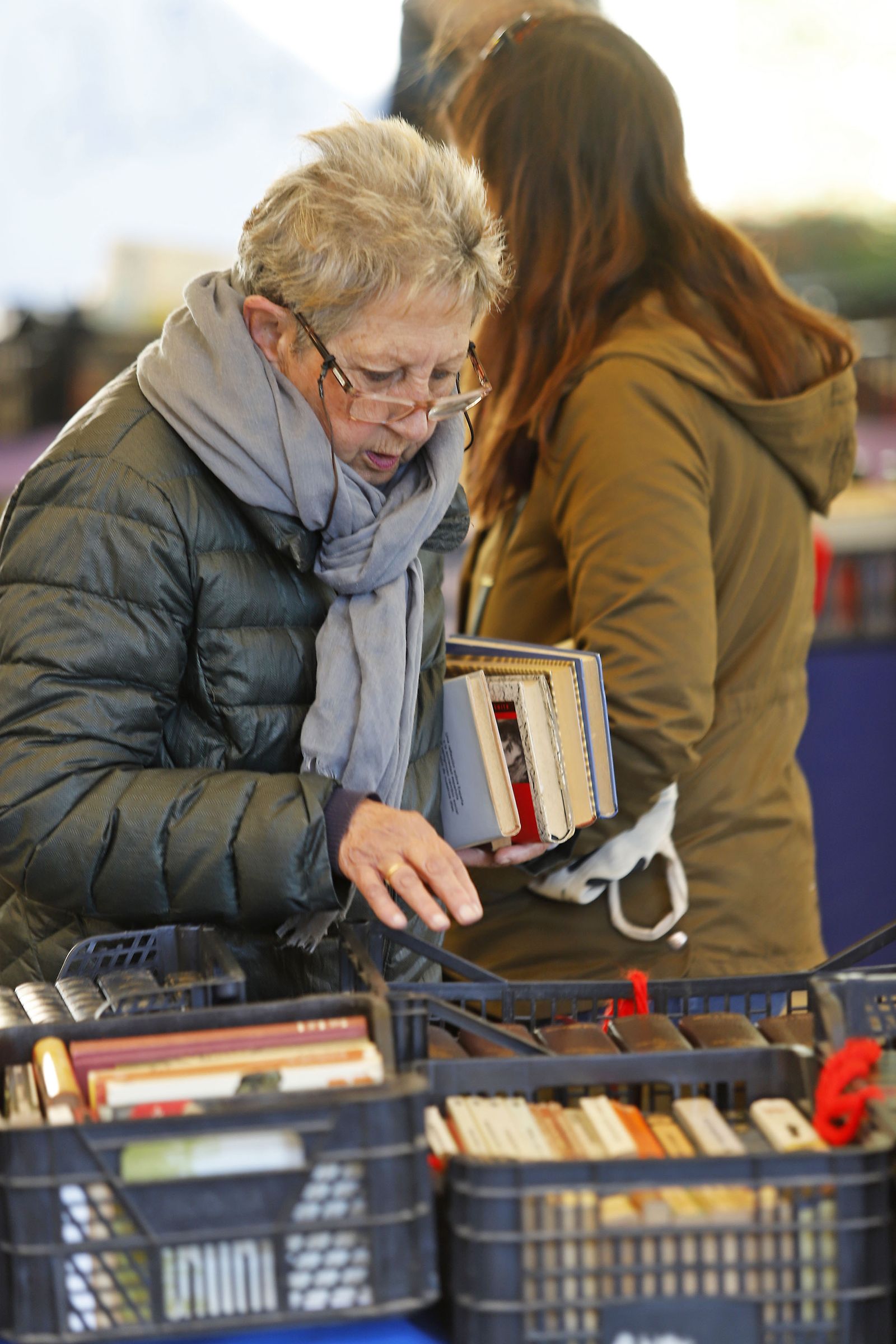 Imágenes del mercadillo solidario de Ayre en Huelva