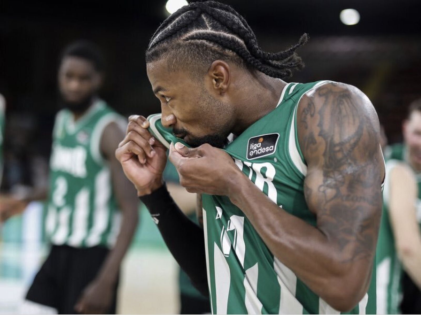 Shannon Evans besa el escudo del Betis de su camiseta durante un partido de la pasada temporada en la Liga Endesa.