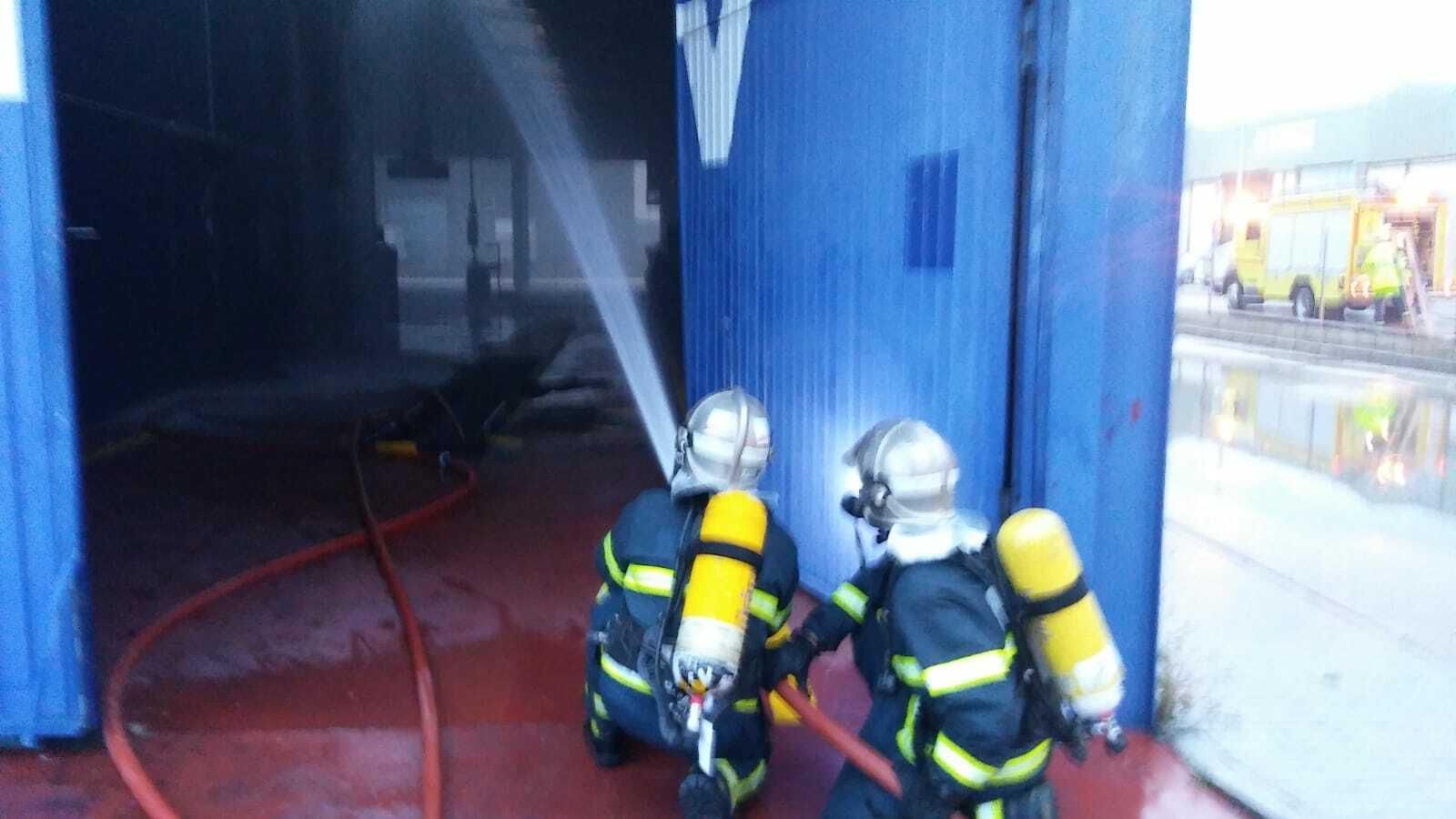 Bomberos del consorcio trabajan en la extinción del incendio