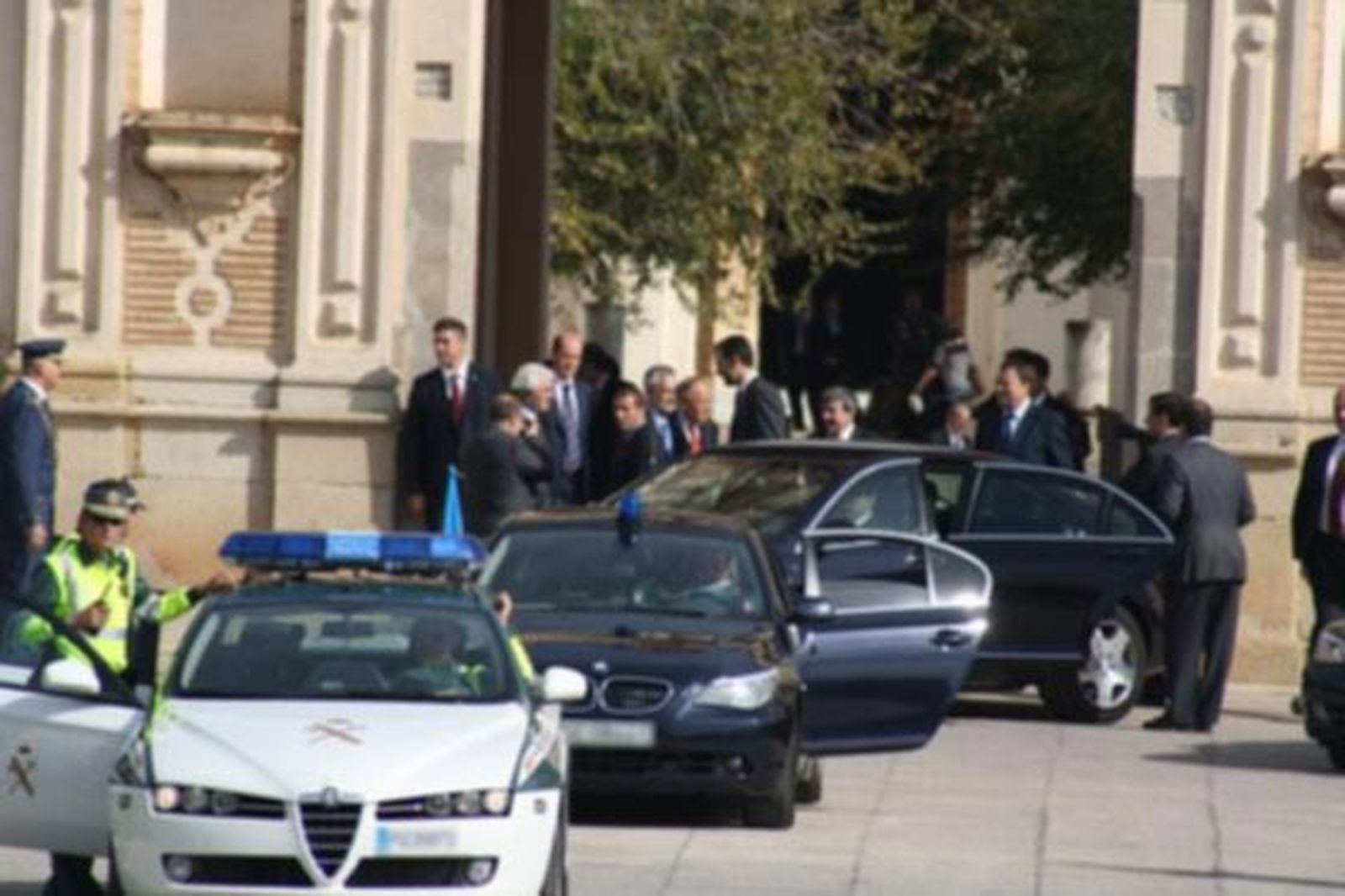 Los funcionarios de la Junta y algunos representantes del CSIF protestan frente a Torretriana.

Foto: Redacci?